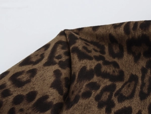 Detailaufnahme des Leopardenmusters auf einem sexy rückenfreien Bodycon-Mini-Kleid