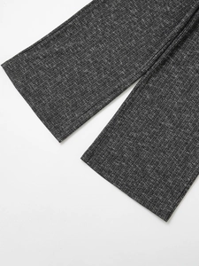 Dettaglio dei pantaloni in maglia melange bianco e nero con filato metallico glitterato