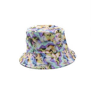 Bob tie-dye coloré aux motifs marbrés psychédéliques avec surpiqûres précises