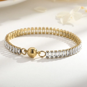 Élégant bracelet tennis doré avec zircons rectangulaires et fermoir magnétique sphérique