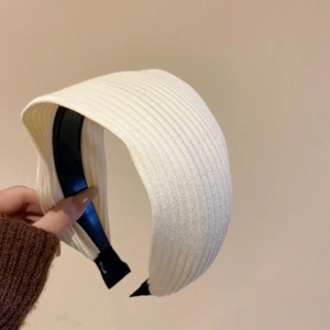 Detailaufnahme der cremefarbenen Rippstrick-Struktur und Breite des weichen Stirnbands