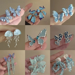 Collection de neuf boucles d'oreilles fleurs et papillons bleus de style vacances