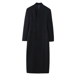 Manteau long noir élégant avec fermeture asymétrique et col montant de style minimaliste
