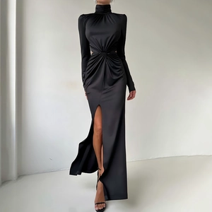 Robe moulante noire à col montant avec torsion à la taille et fente latérale chic