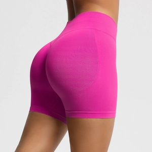 Détail du short de sport sans couture rose rouge taille haute avec effet push-up fessier