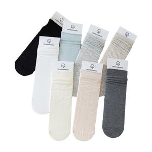 Atmungsaktive Sommer-Socken in sieben neutralen Farben auf weißem Hintergrund präsentiert