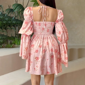Détail du lien noué au dos et de l'imprimé rose sur une robe vintage ajustée chic