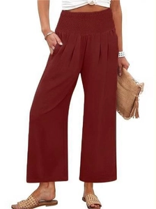 Détail du pantalon taille haute à jambes larges avec taille élastique froncée rouge brique