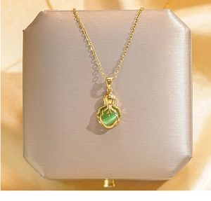 Gros plan détaillé du pendentif chou chinois en jade doré sur une boîte cadeau de luxe