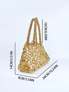 Detaillierte Maße der goldfarbenen Perlenhandtasche zeigen die Größe 26x9x14cm auf weiß