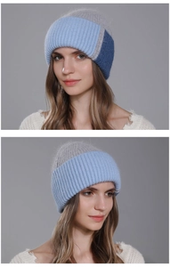 Dettaglio del berretto in maglia di pelo di coniglio color-block in azzurro, blu e grigio