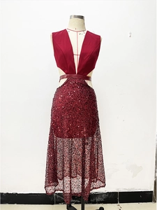 Détail d'une robe de soirée pailletée bordeaux avec décolleté en V et découpes