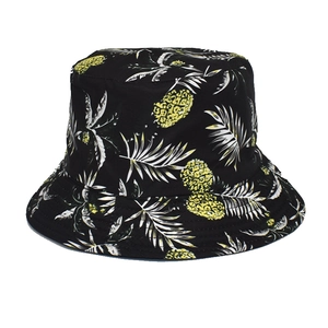 Detailaufnahme des Fischerhuts mit gelben Ananas- und weißen Palmblatt-Prints