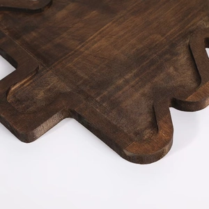 Piatto da frutta natalizio in legno scuro con venature naturali su sfondo bianco puro