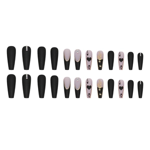 Faux ongles ballerine longs avec motifs cœur de poker noir mat et paillettes mauves