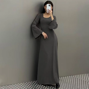 Dettaglio di un abito in maglia a coste grigio scuro con maniche a campana e vestibilità slim