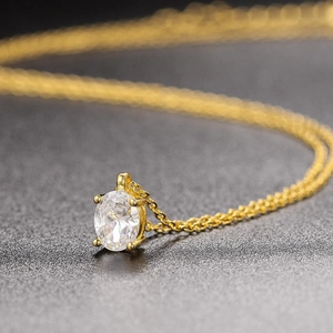 Klassische goldene Halskette mit ovalem Zirkonia-Anhänger und Vier-Krallen-Fassung für Damen