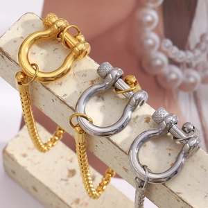 Détail de bracelets à maillons en acier inoxydable plaqué or 18K et argent avec fermoir en U