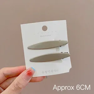 Vue détaillée de deux barrettes à cheveux Y2K en métal gris mat, longueur 6 cm