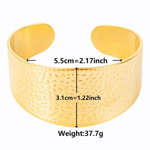 Detailed dimensions of hammered golden titanium steel cuff bracelet with 5.5cm inner width