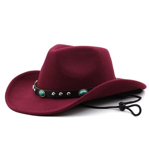 Détail du chapeau de cowboy en feutre bordeaux avec clous turquoise et mentonnière