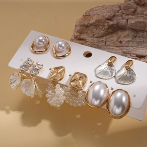 Lot de 10 boucles d'oreilles perles baroques avec cristaux sur carte de présentation