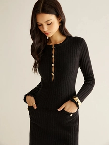 Robe en tricot noir moulante à manches longues avec boutons dorés élégants sur poches