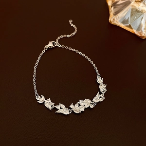 Détail du motif feuille en zircon marquise sur collier argenté avec fermoir mousqueton robuste
