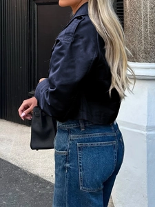 Streetstyle-Ansicht einer dunkelblauen Bomberjacke kombiniert mit klassischer blauer Jeans