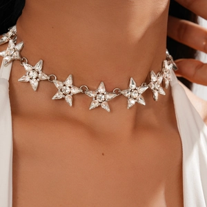 Primo piano del girocollo a stella d'argento con cristalli scintillanti sul collo