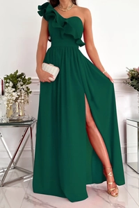 Detailansicht des tiefgrünen One-Shoulder-Abendkleids mit Volantsaum und Seitenschlitz
