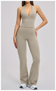 Détail du legging évasé taille haute avec ensemble haut court à licou pour yoga