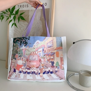 Détail du sac fourre-tout en toile blanche avec motifs lapins mignons et anses violettes