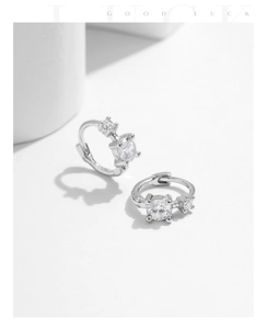 Gros plan de boucles d'oreilles créoles en argent S925 avec un zircon étincelant