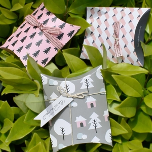 Mini Pillow Shape Gift Box Folding Paper Jewelry Packaging Decorative Patterns Gold Stamping Small Favor