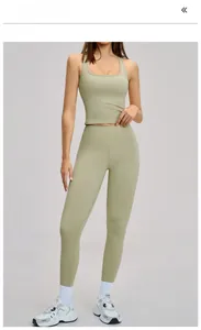 Détail de l'ensemble de sport vert mousse avec débardeur col carré et legging taille haute