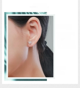 Gros plan du clou d'oreille papillon en argent s925 avec zircone sur une oreille