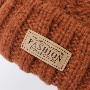 Set berretto e sciarpa in maglia caramello con etichetta moda in lana spessa