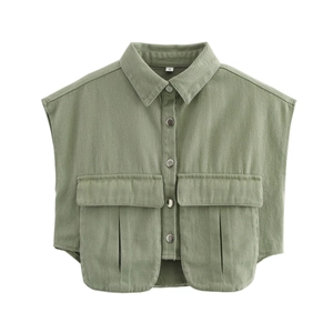 Détail du gilet cargo sans manches vert armée avec col rabattu et grandes poches