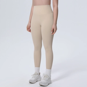 Detailansicht der beigen Yogahose mit hohem Bund und breitem Bauchweg-Gürtel