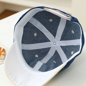 Detailansicht der Denim-Baseballkappe innen mit weißem Schweißband und genähten Einsätzen