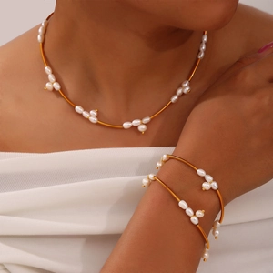 French minimalist necklace set with natural freshwater pearls and gold metal chain links