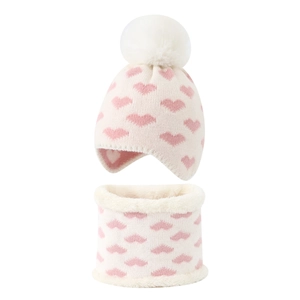 Ensemble hiver bébé avec bonnet à oreillettes et tour de cou à motifs de cœurs roses