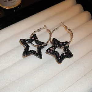 Boucles d'oreilles créoles étoiles avec cristaux noirs et strass roses sur métal argenté