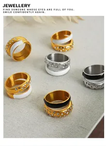 Détail de bagues empilables plaquées or 18 carats avec diamants et émail chic