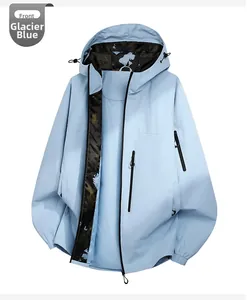 Detail der gletscherblauen Outdoorjacke mit Camouflage-Futter und verstellbarer Kapuze