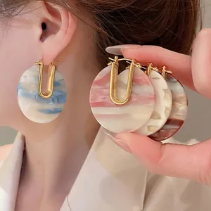Boucles d'oreilles créoles en U plaqué or 18k avec disques ronds en acétate marbré