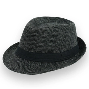Dettaglio della trama a spina di pesce e nastro nero su un cappello fedora grigio