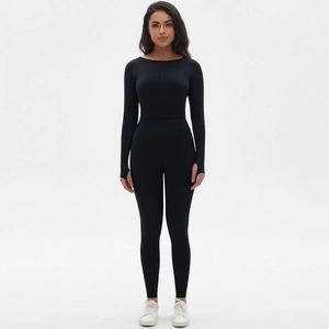 Vue de face d'un ensemble de yoga noir sans couture avec manches à passe-pouce et legging