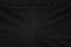 Detail der Flachnähte und des dichten Stretchgewebes dieser schwarzen Sommershorts